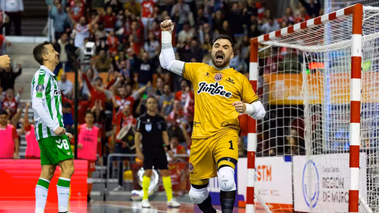 Chemi, en una imagen de archivo celebrando una atajada ante el Betis/JCT