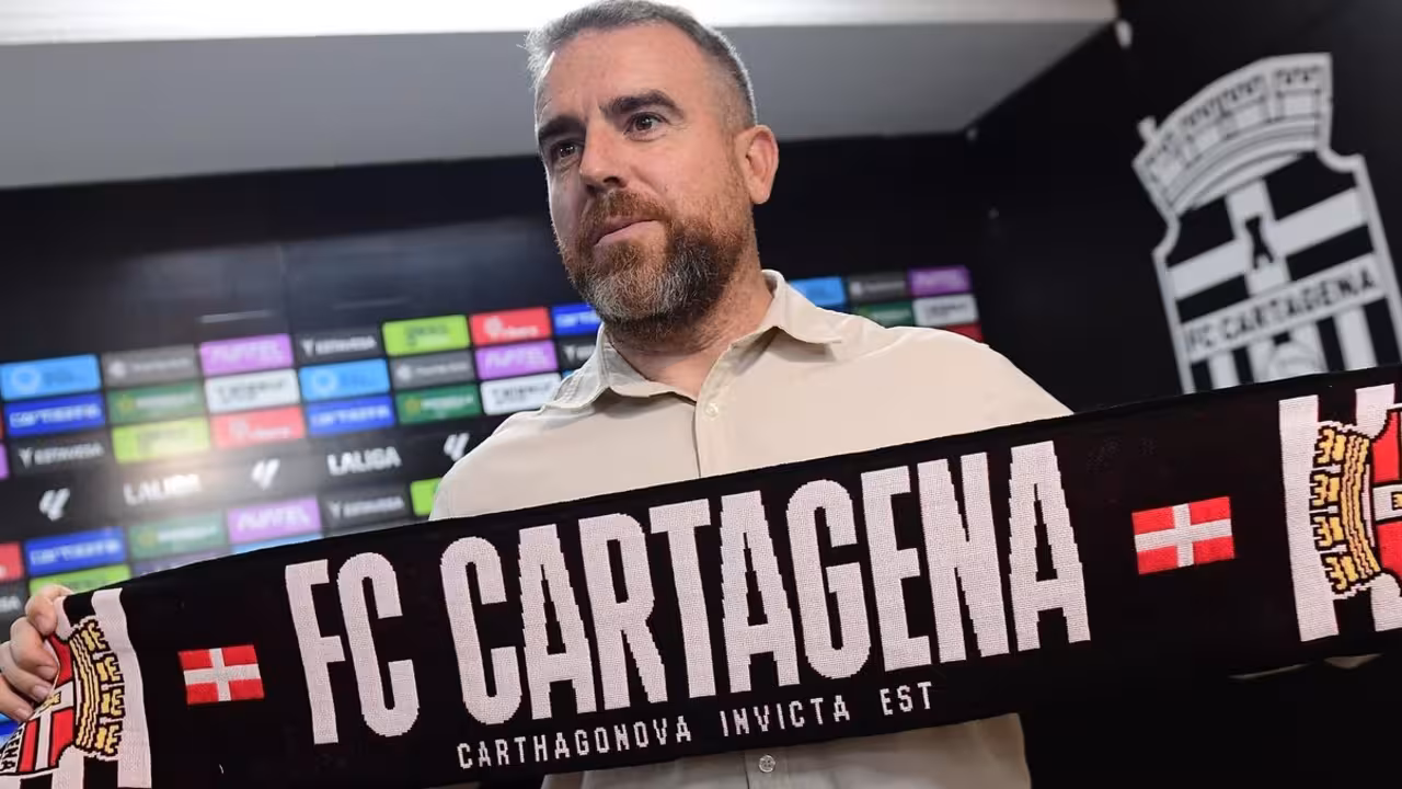 Javi Rey llega al FC Cartagena con el objetivo de intentar devolverlo al fútbol profesional/FCC