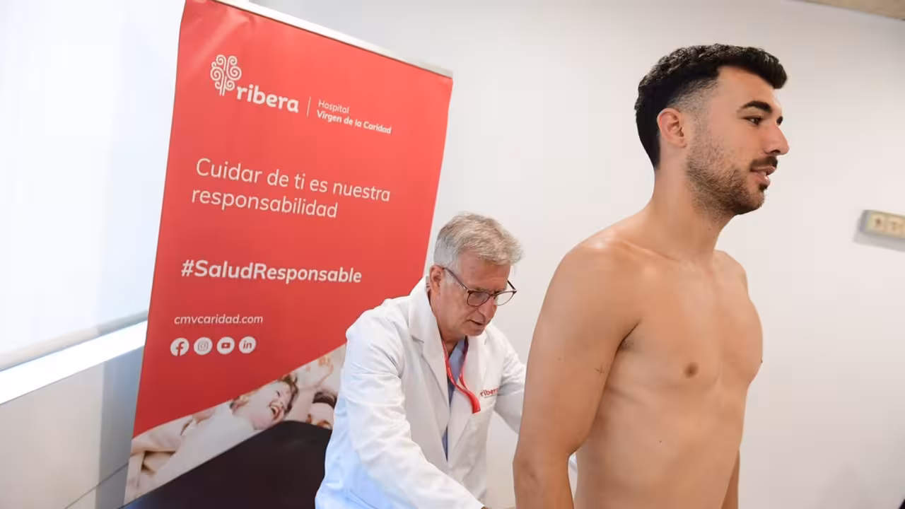 Reconocimiento médico a la plantilla albinegra llevado a cabo este lunes en vísperas de arrancar los entrenamientos/FCC