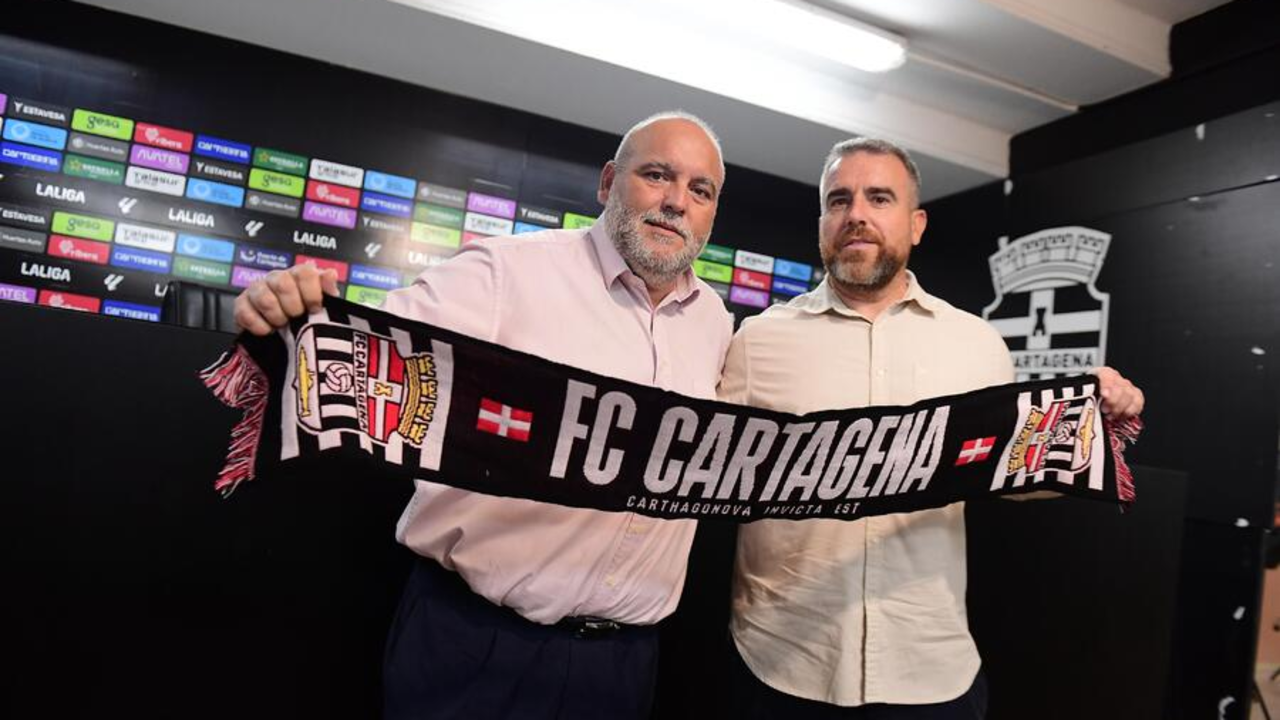 Sánchez Breis (idzda) junto a Javi Rey (dcha) en la presentación de éste como nuevo entrenador albinegro este lunes/FCC