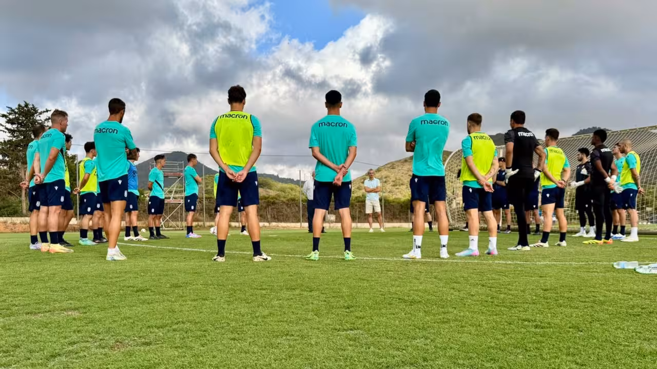 Los jugadores sobre el verde de la Ciudad Deportiva José María Ferrer/FCC