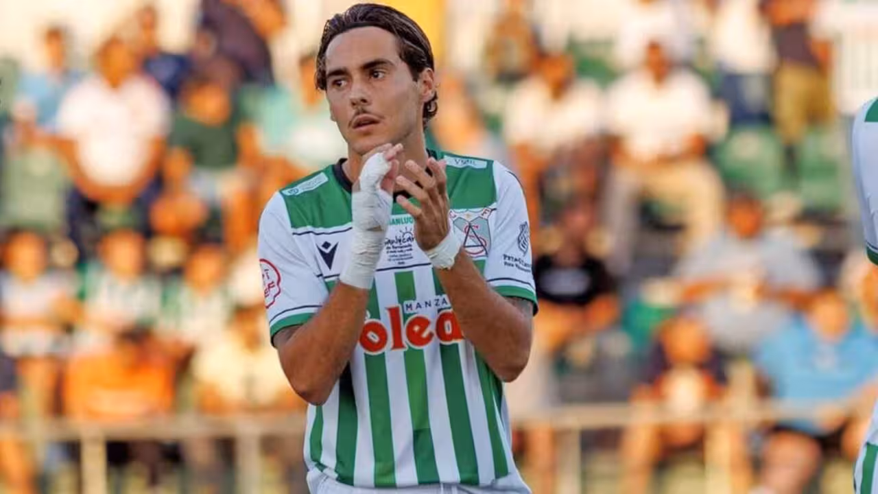 Kike Carrasco con la elástica del Sanluqueño/FOTO: AT SANLUQUEÑO
