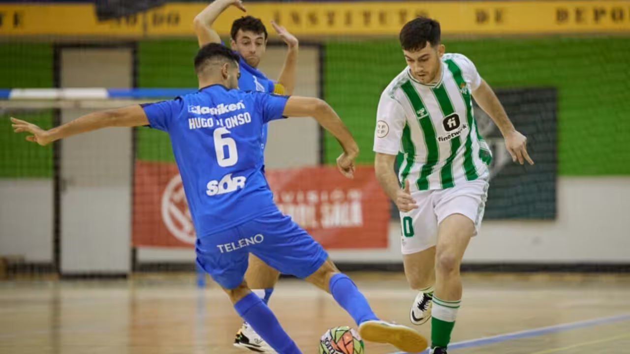 Cristian Povea punga por un balón con la casaca bética durante la pasada temporada/REAL BETIS