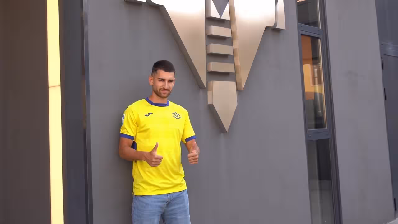 El futbolistacartagenero posa con su nueva camiesta/Foto: HELLAS VERONA