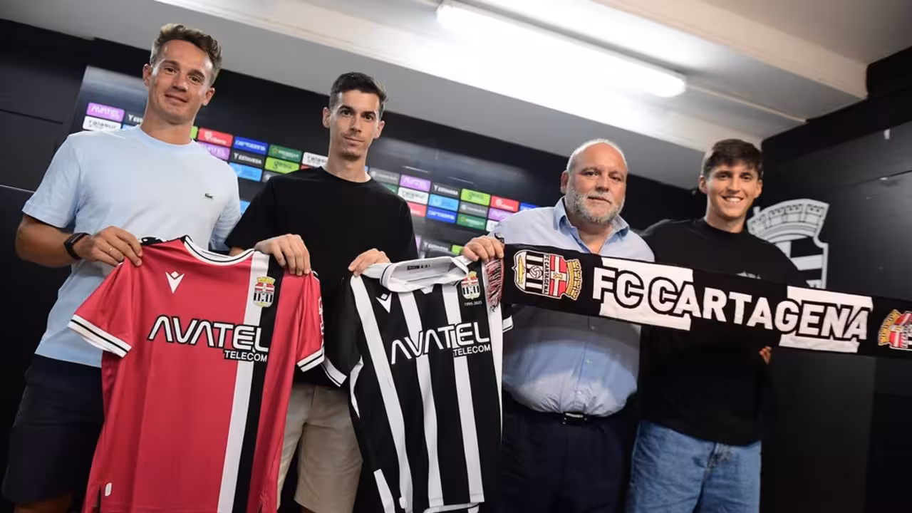 Los tres jugadores, junto a Breis, posan para los medios gráficos/Foto: FCC