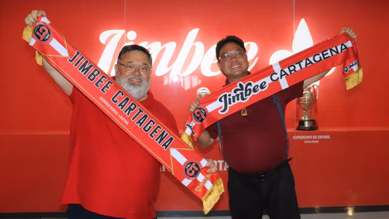 El presidente del Jimbee Cartagena, Miguel Ángel Jiménez, a la izda de la imagen acompañado de Takkasit Jittivanich, CEO de IMANE/Foto: JIMBEE CARTAGENA