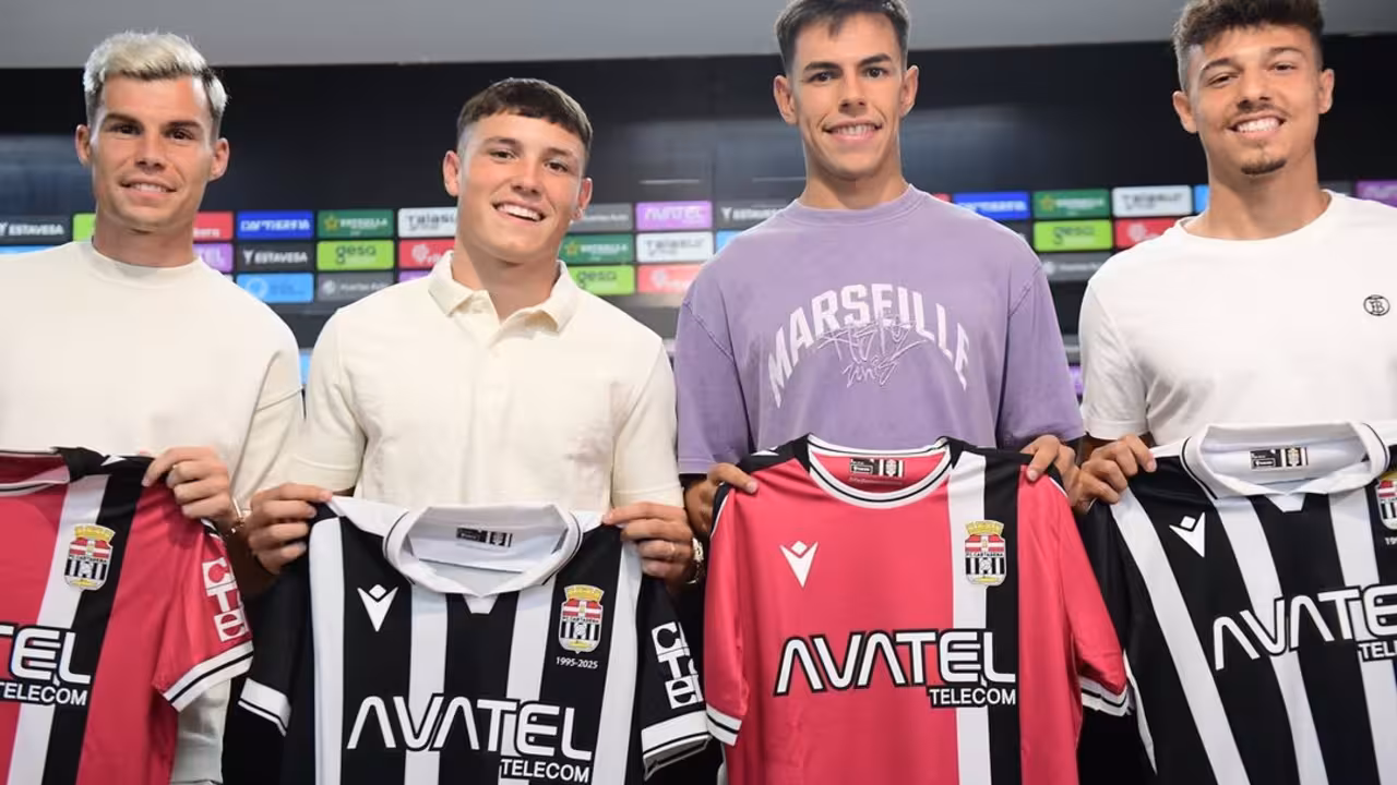 Los cuatro jugadores posan con las nuevas camisetas cartageneristas antes de empezar la rueda de prensa/Foto: FC CARTAGENA