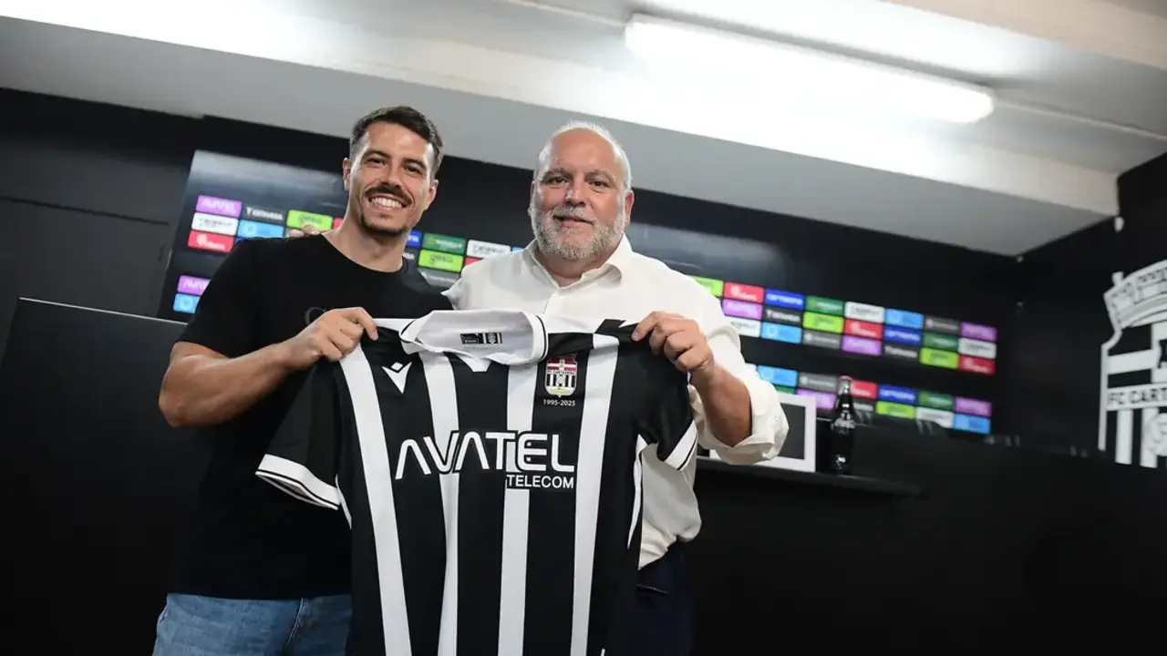 Chiki (izda) posa con su nueva camiseta junto a Manuel Sánchez Breis (dcha)/Foto: FC CARTAGENA