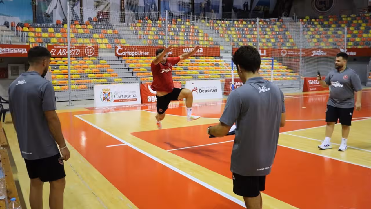 Pablo Ramírez (centro imagen), uno de los jugadores más destacados del curso pasado en el primer entrenamiento del equipo/Foto: JIMBEE CARTAGENA