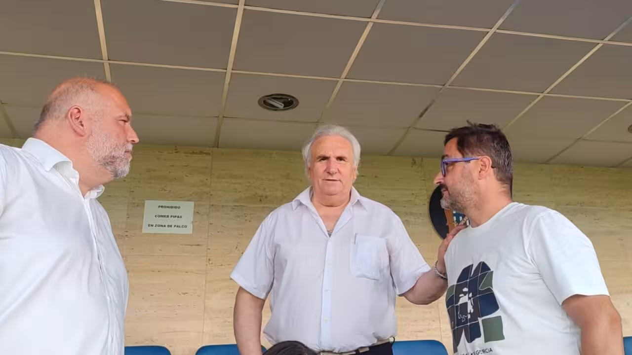 Francisco Belmonte, junto a Alfonso García y Sánchez Breis, en el palco del estadio Centenario El Rubial/ Foto: Jaime Zaragoza