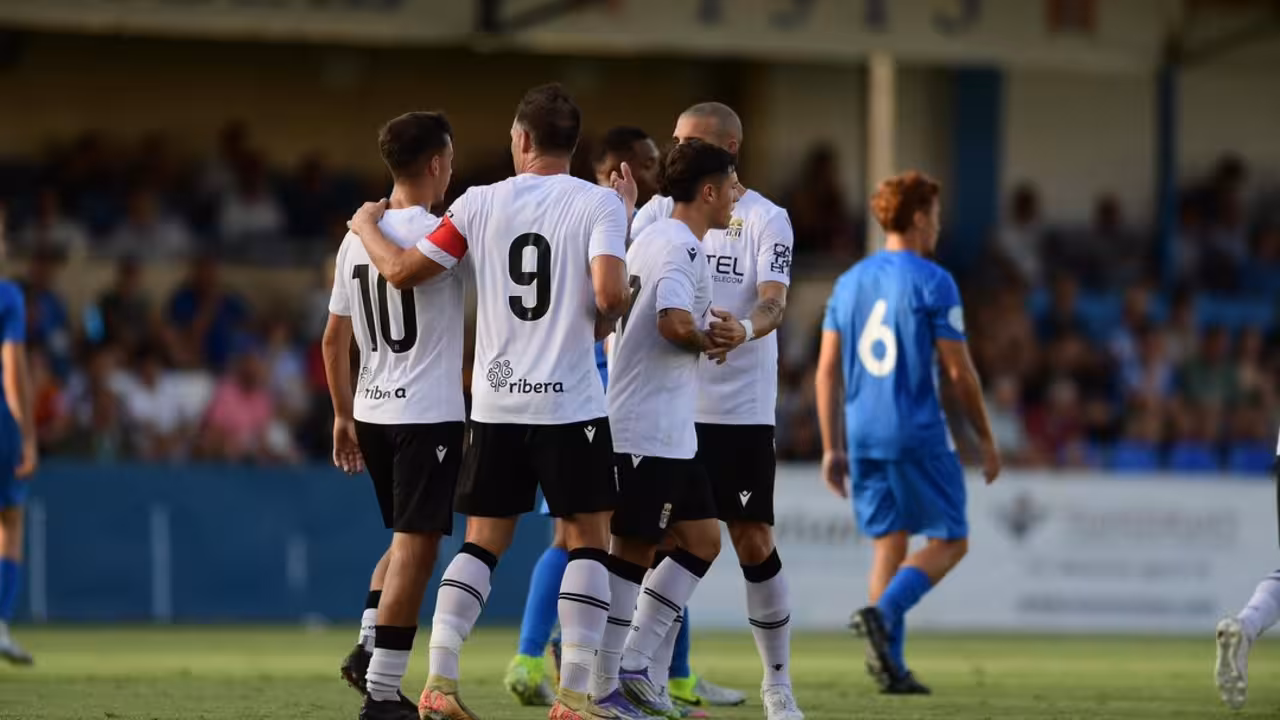 Los jugadores albinegros, hoy de blanco, celebran el único tanto de la tarde en Águilas/Foto: FC CARTAGENA