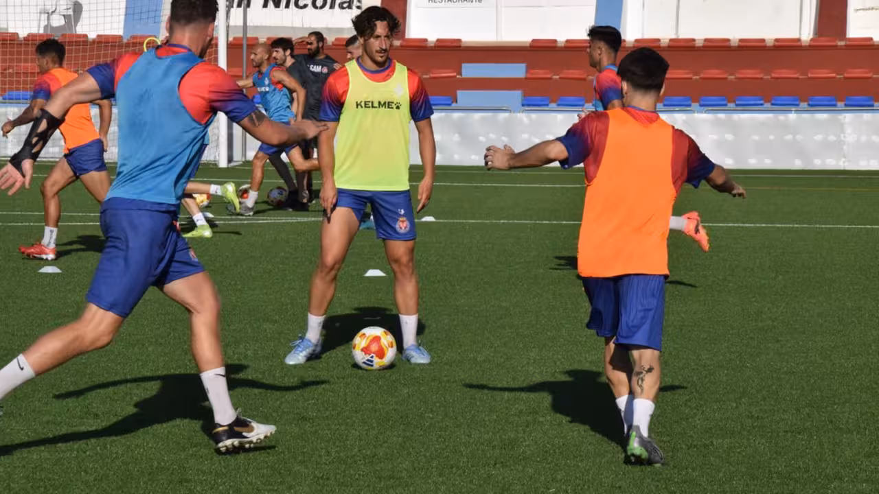 Los jugadores de la Minera, en un entrenamiento reciente/FOTO: DEPORTIVA MINERA