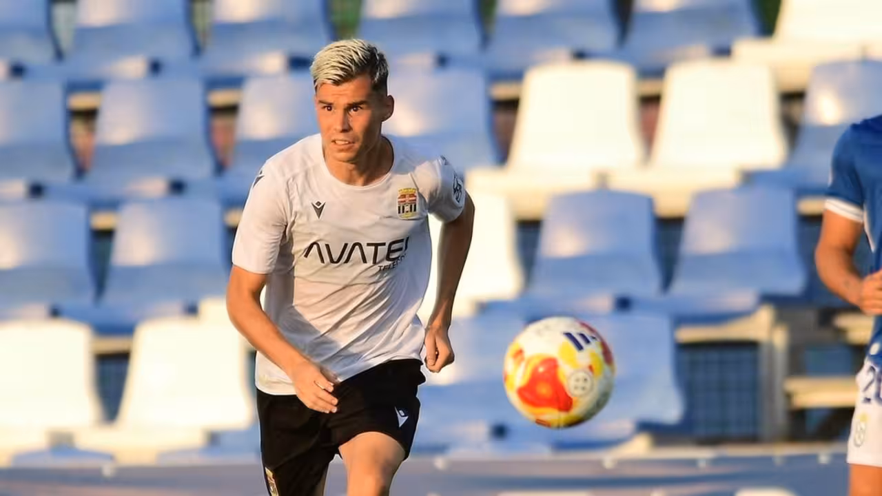 Luismi, en imagen, dispuso de una gran ocasión en la segunda parte al estrellar un balón en la madera/Foto: FC CARTAGENA