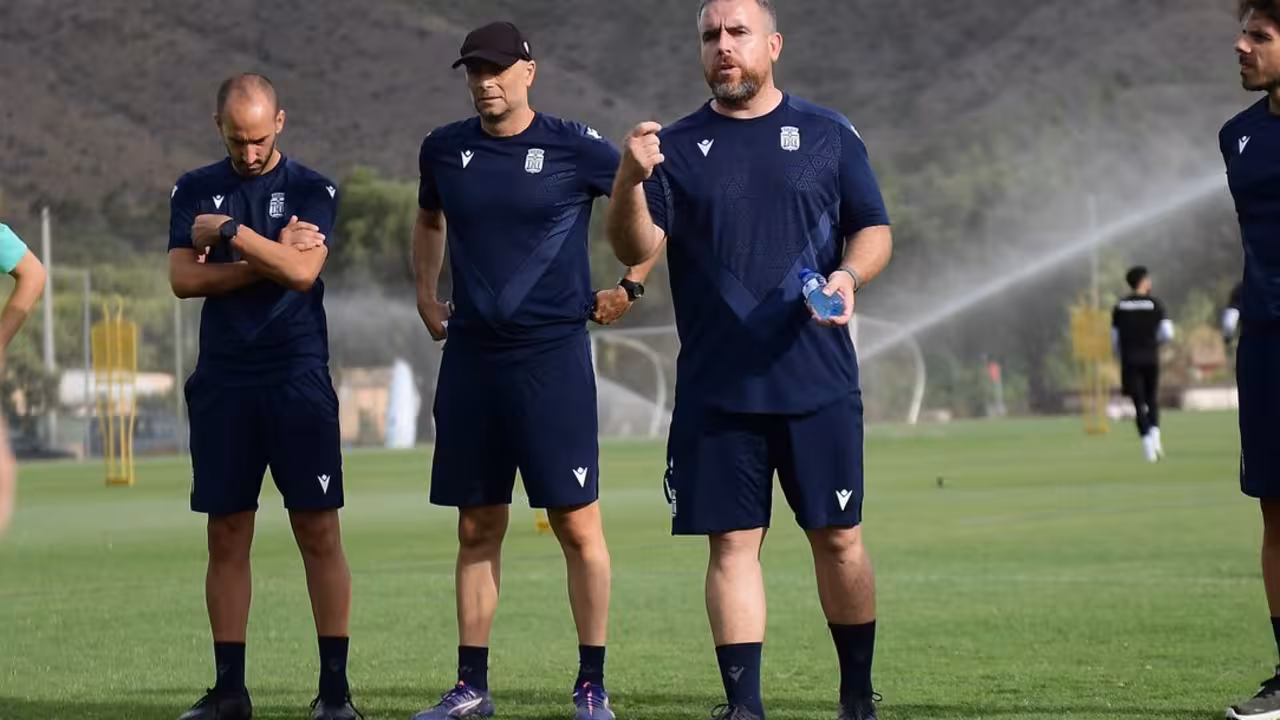 Javi Rey dando instrucciones en un entrenamiento reciente, junto a los miembros de su staff técnico/Foto: FC CARTAGENA