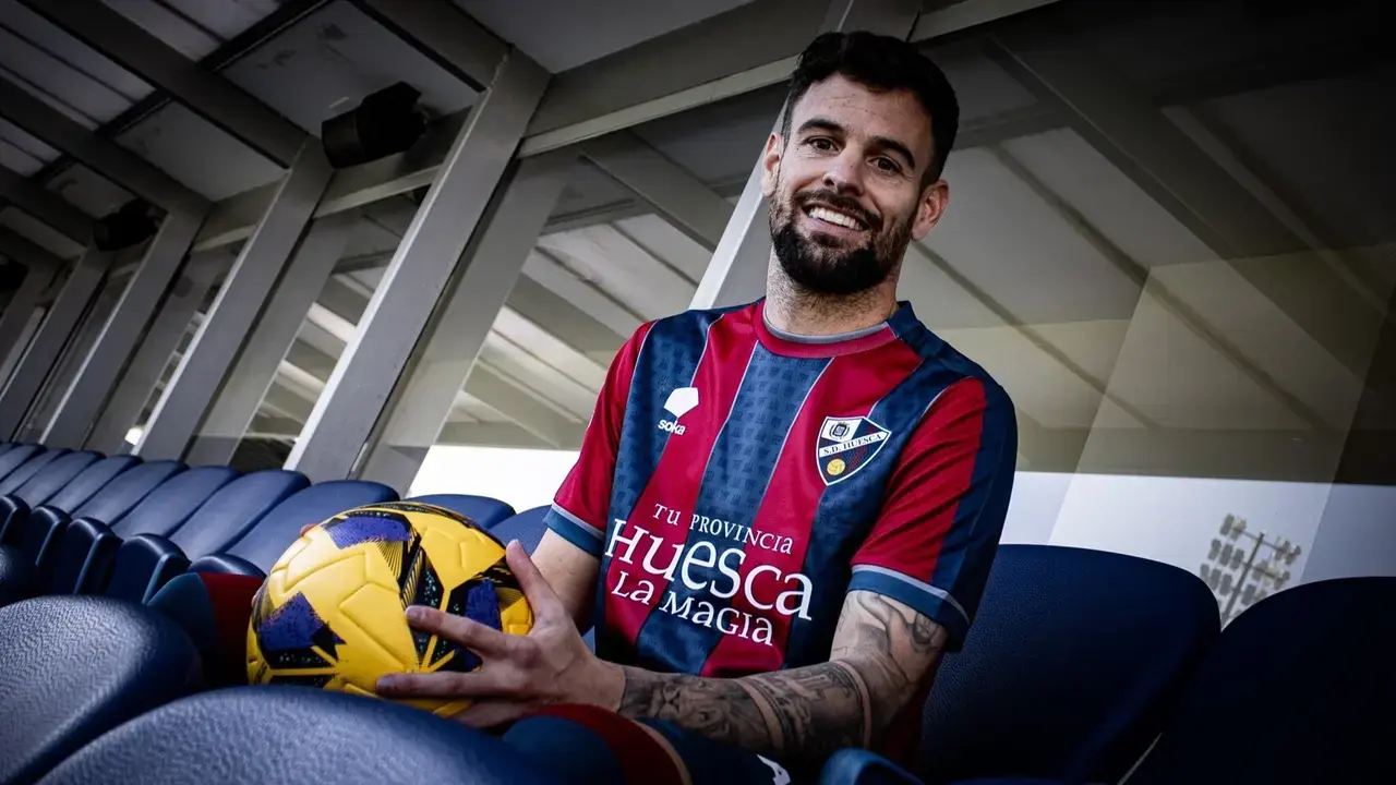 Moi Delgado en su presentación con el Huesca/Foto: SD HUESCA