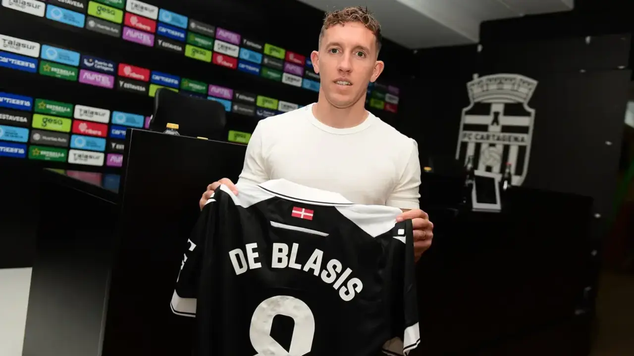 De Blasis posa con la camiseta que llevará esta temporada en el equipo albinegro/Foto: FCC