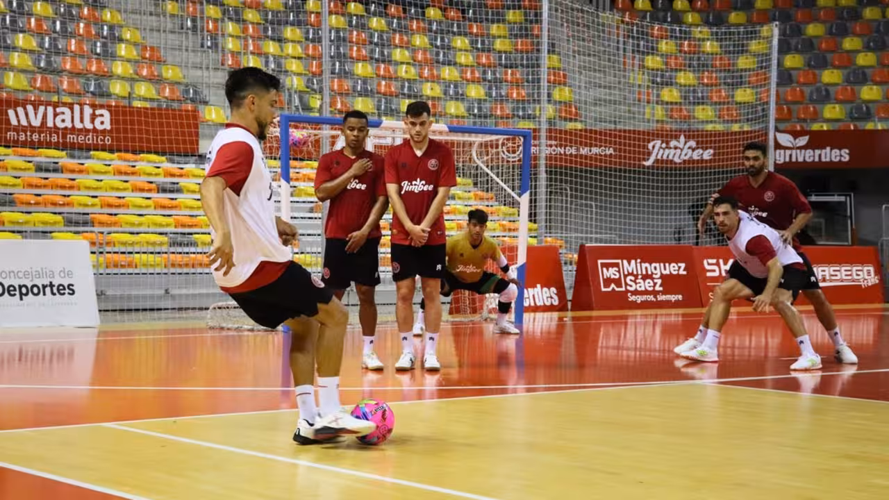 Los jugadores meloneros se entrenan sobre la pista esta semana en el Palacio de los Deportes/FOTO: JIMBEE CARTAGENA