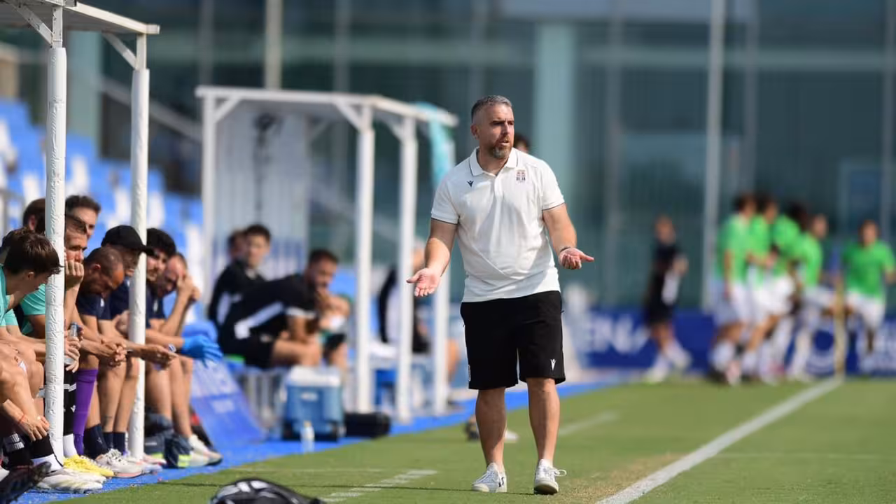 Javi Rey dando instrucciones a los suyos en el encuentro ante el Ilicitano/Foto: FCC