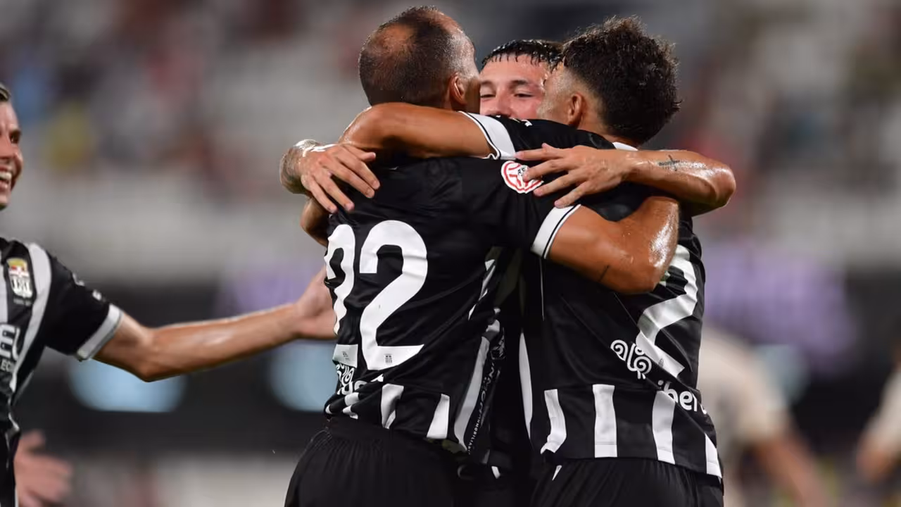 Los jugadores albinegros se abrazan en una noche festiva en el Cartagonova/Foto: FC CARTAGENA