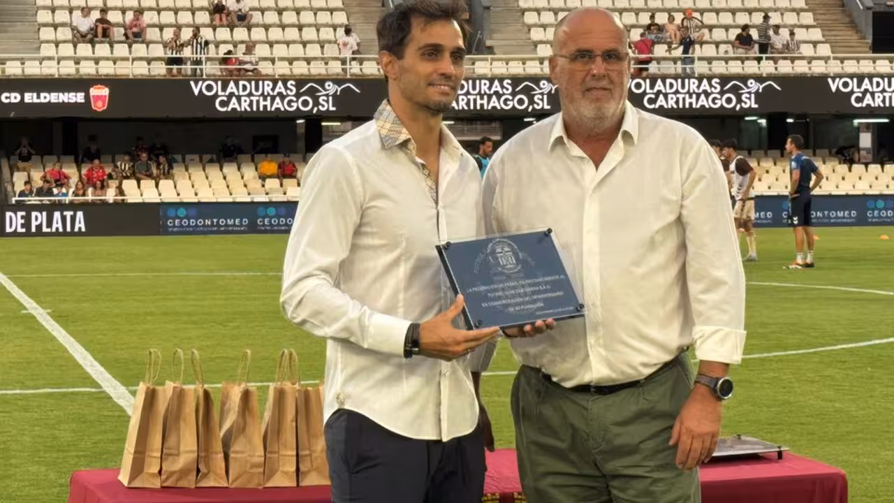 Alejandro Arribas (izda) junto a Eduardo Noguera (dcha) en la previa del Cartagena-Eldense/Foto: FC CARTAGENA