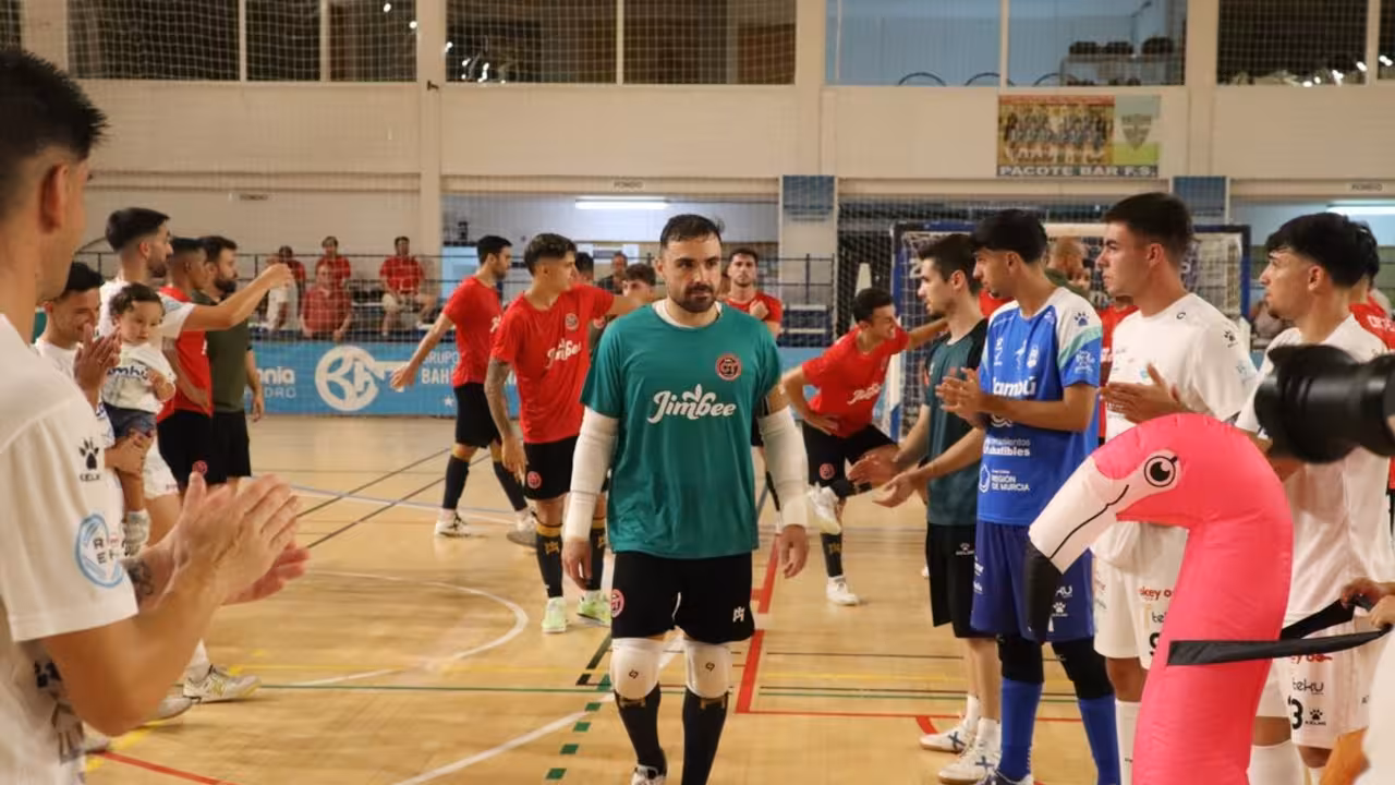 Los jugadores de Pinatar Zambú hacen el pasillo a los campeones de liga/Foto: JIMBEE CARTAGENA