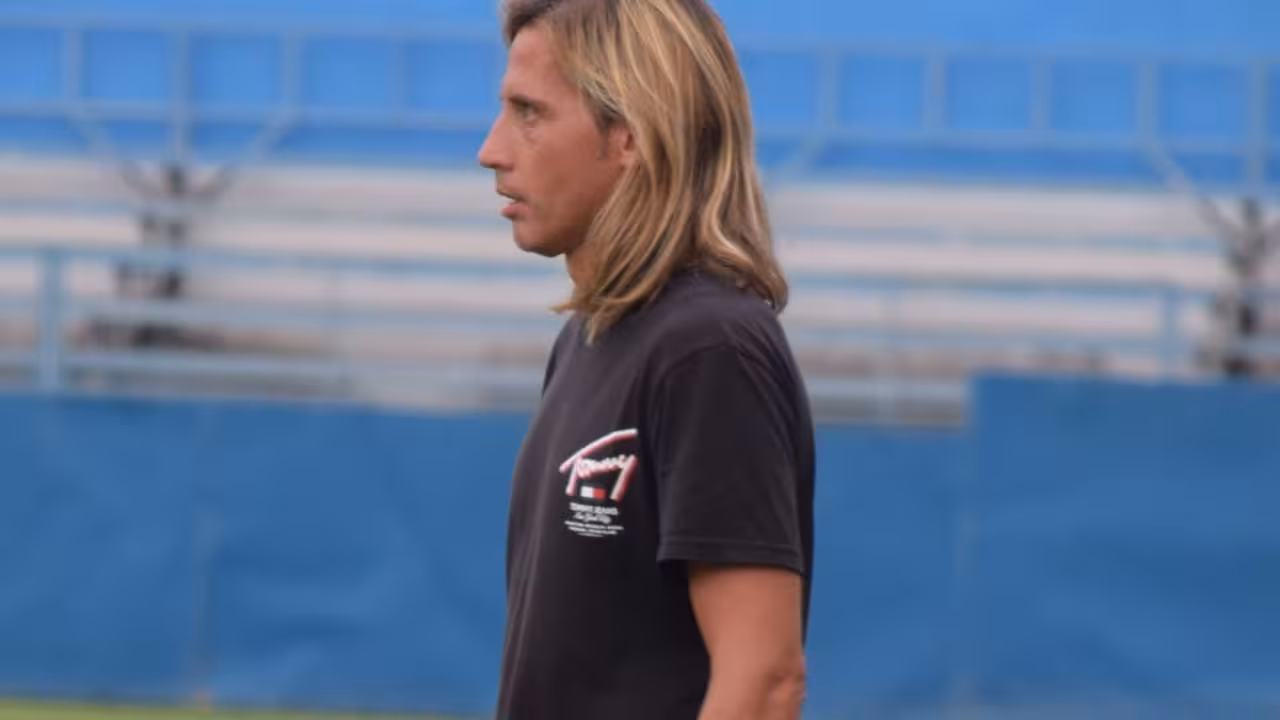 Checa en el banquillo durante el encuentro ante el Águilas/Foto: CD MINERA