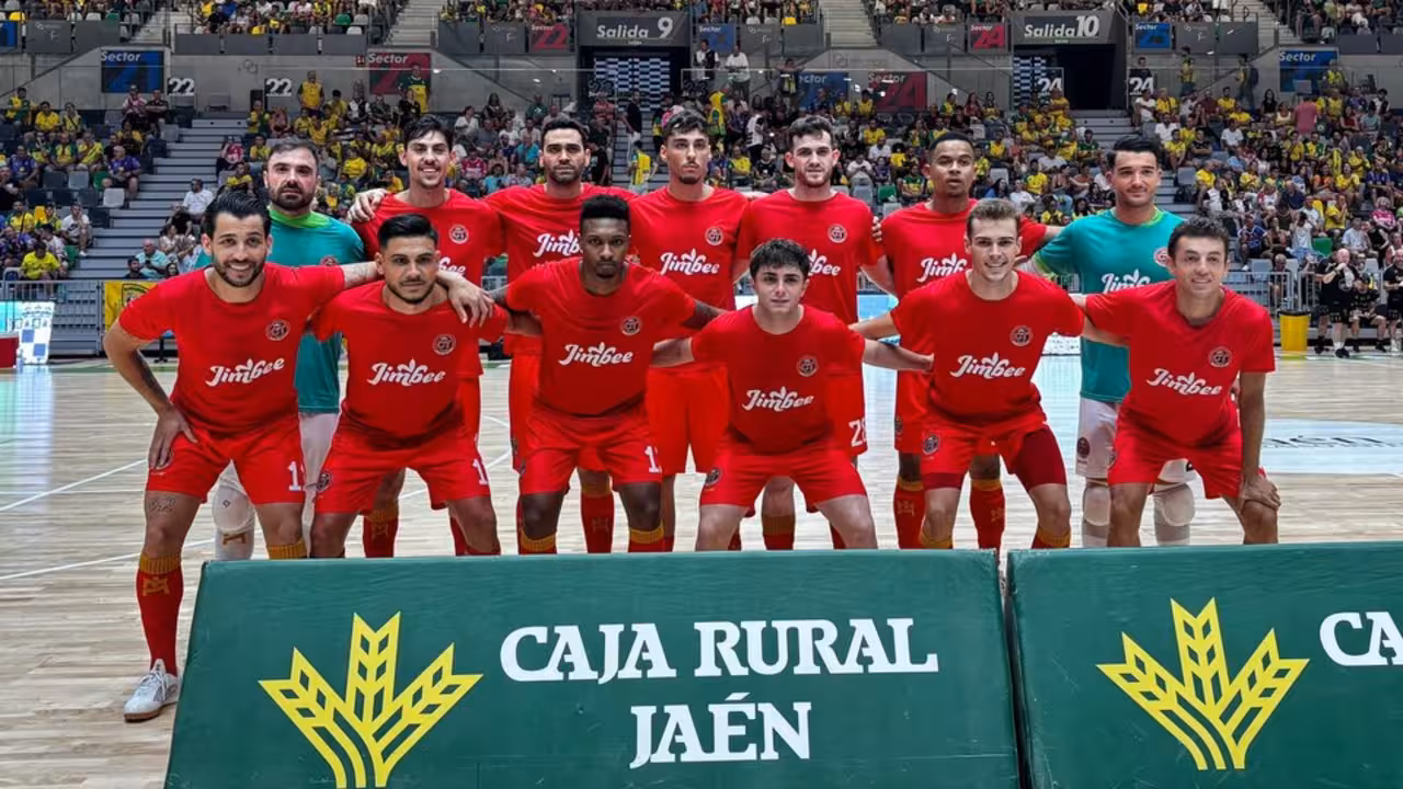 Los jugadores de Jimbee Cartagena sobre la pista del Olivo Arena antes de arrancar el choque/Foto: Jimbee Cartagena