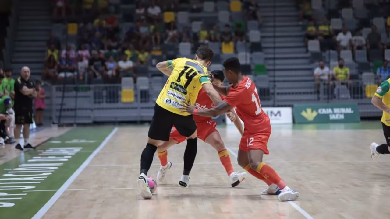 Pugna por un balón en el Olivo Arena/Foto: JAÉN PARAÍSO INTERIOR