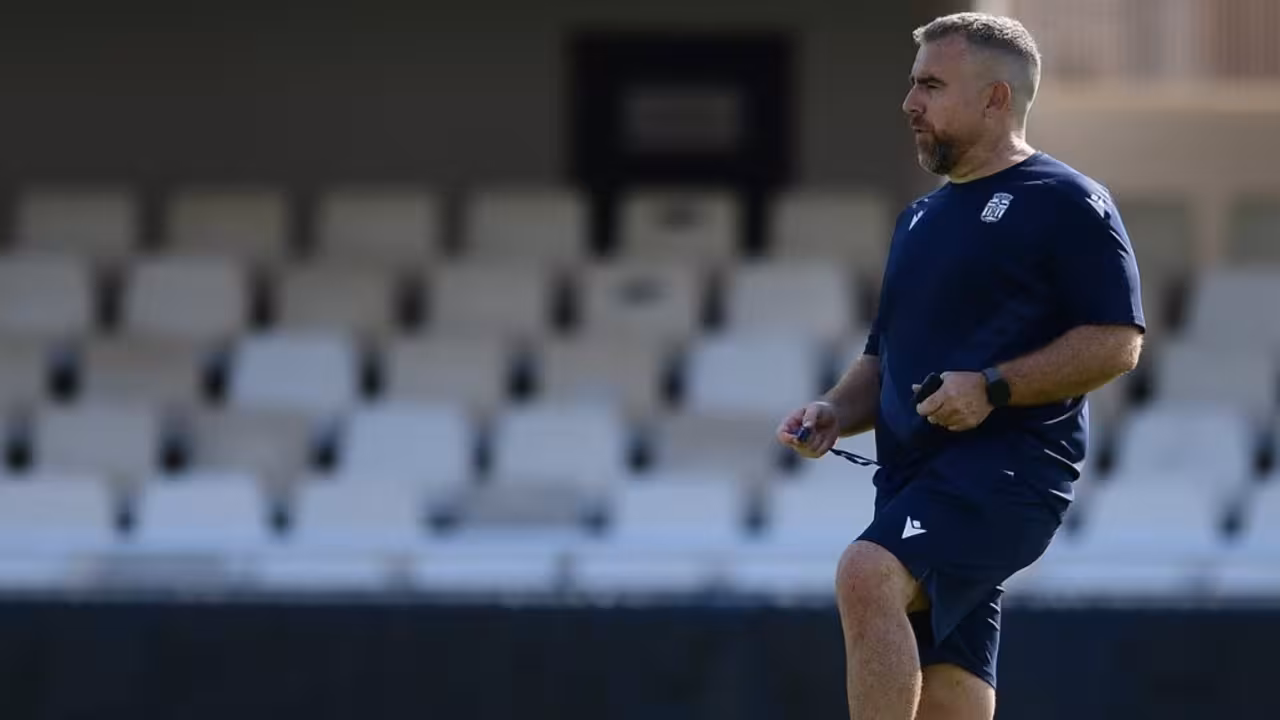 El entrenador albinegro Javi Rey dirigiendo el entrenamiento de este viernes en el Cartagonova/Foto: FC CARTAGENA