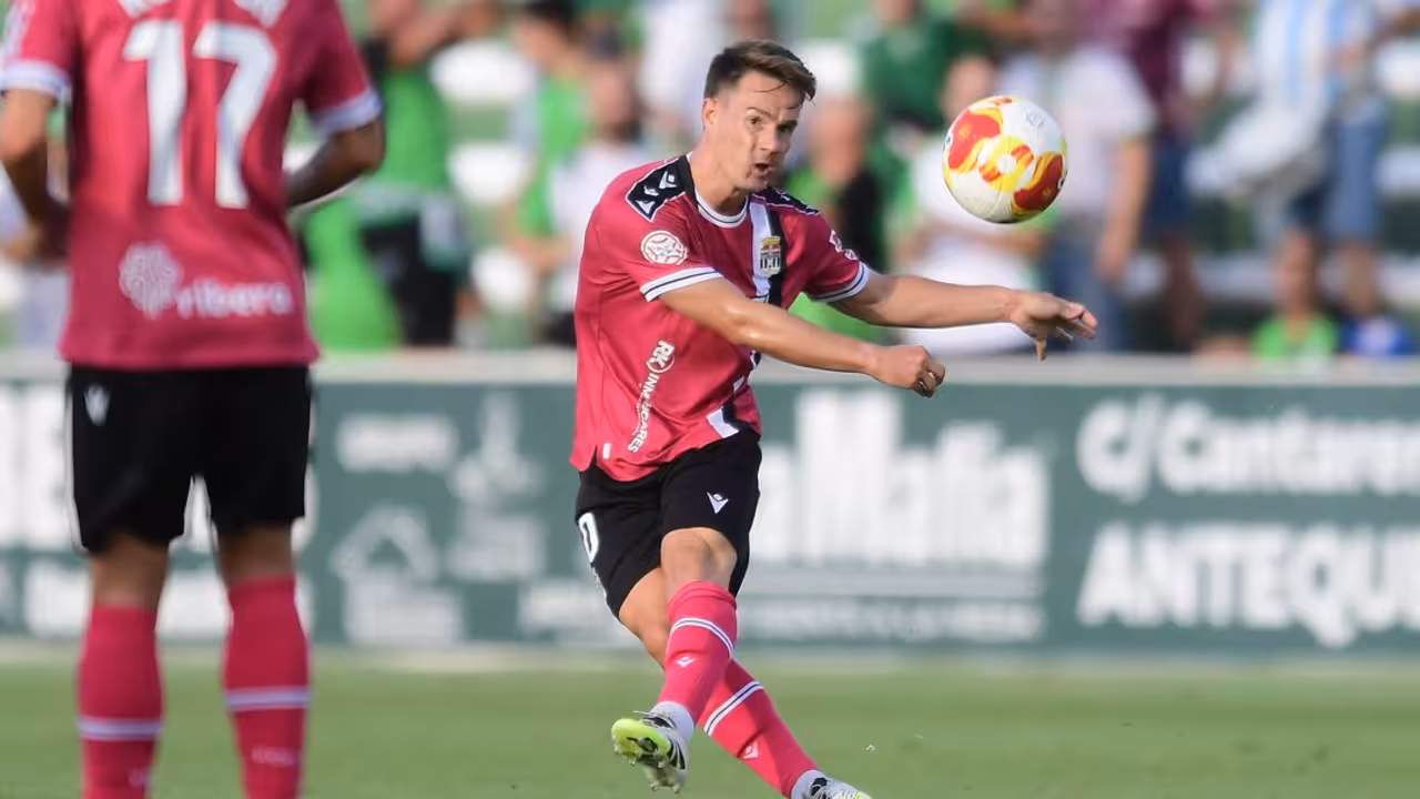Larrea golpea un saque de falta/Foto: FC CARTAGENA