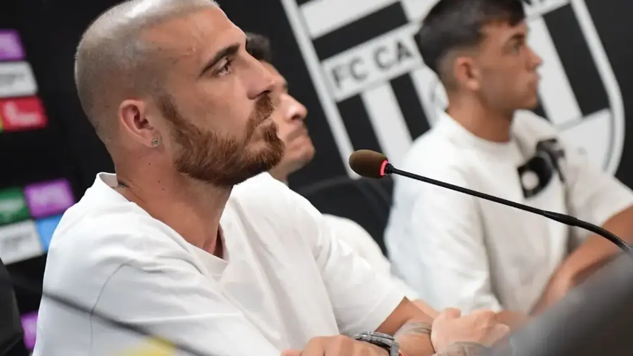 Fran Vélez, en su presentación oficial como albinegro/Foto: FCC