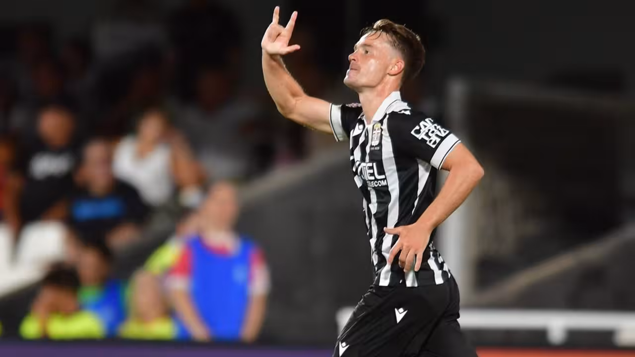 Pablo Larrea celebra el tanto del empate