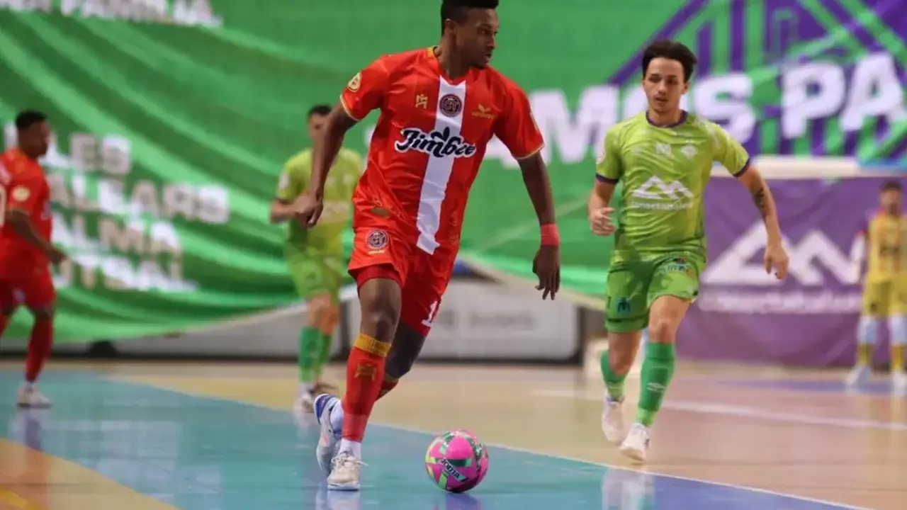 Renato controla un balón en el partido en Palma donde, minutos después, cayó gravemente lesionado/Foto: JIMBEE CARTAGENA