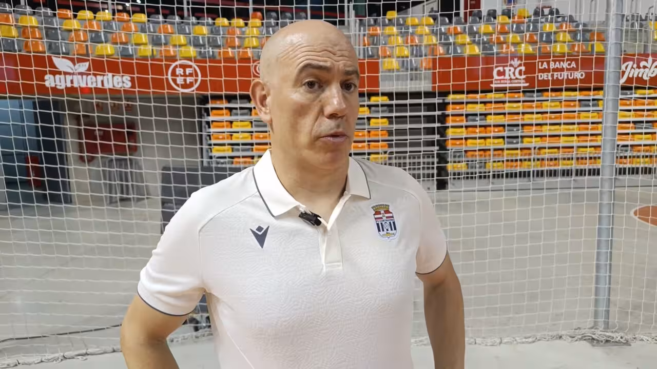 Félix Alonso, en declaraciones a los medios tras la tercera derrota del CAESA en pretemporada/Foto: CB CARTAGENA