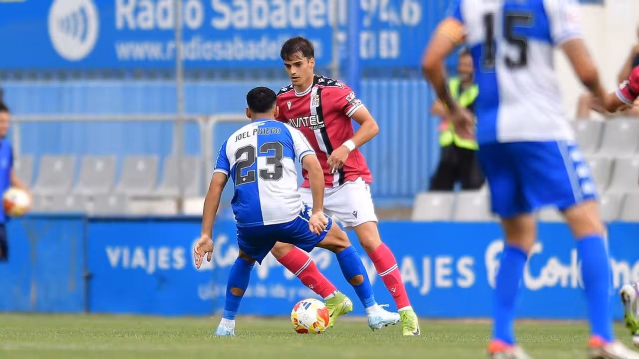 En la primera parte, antes de que el agua tomara protagonismo, se pudo jugar/Foto: FC CARTAGENA