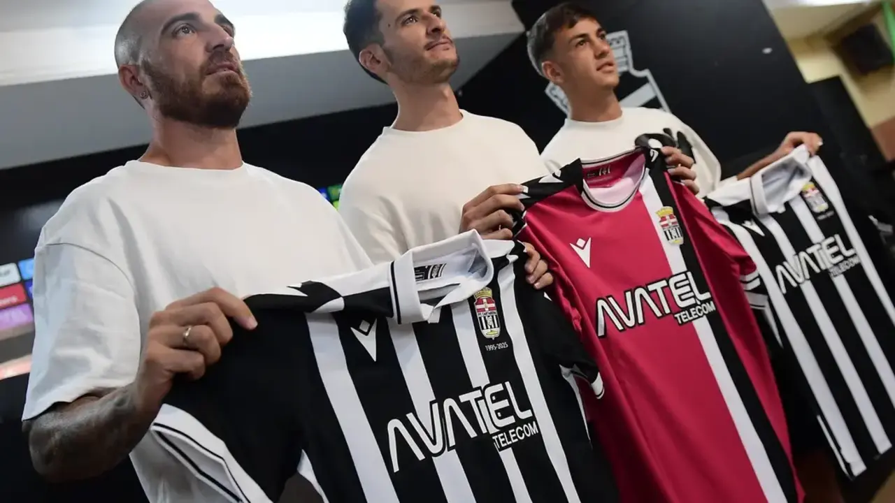 Fran Vélez (izda), Chuca (centro), el día de su presentación oficial junto a Edgar (dcha)/Foto: FC CARTAGENA
