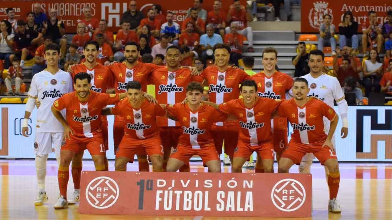 Los jugadores de Jimbee posan para los compañeros de la prensa gráfica antes del encuentro ante el Alzira/Foto: JCT