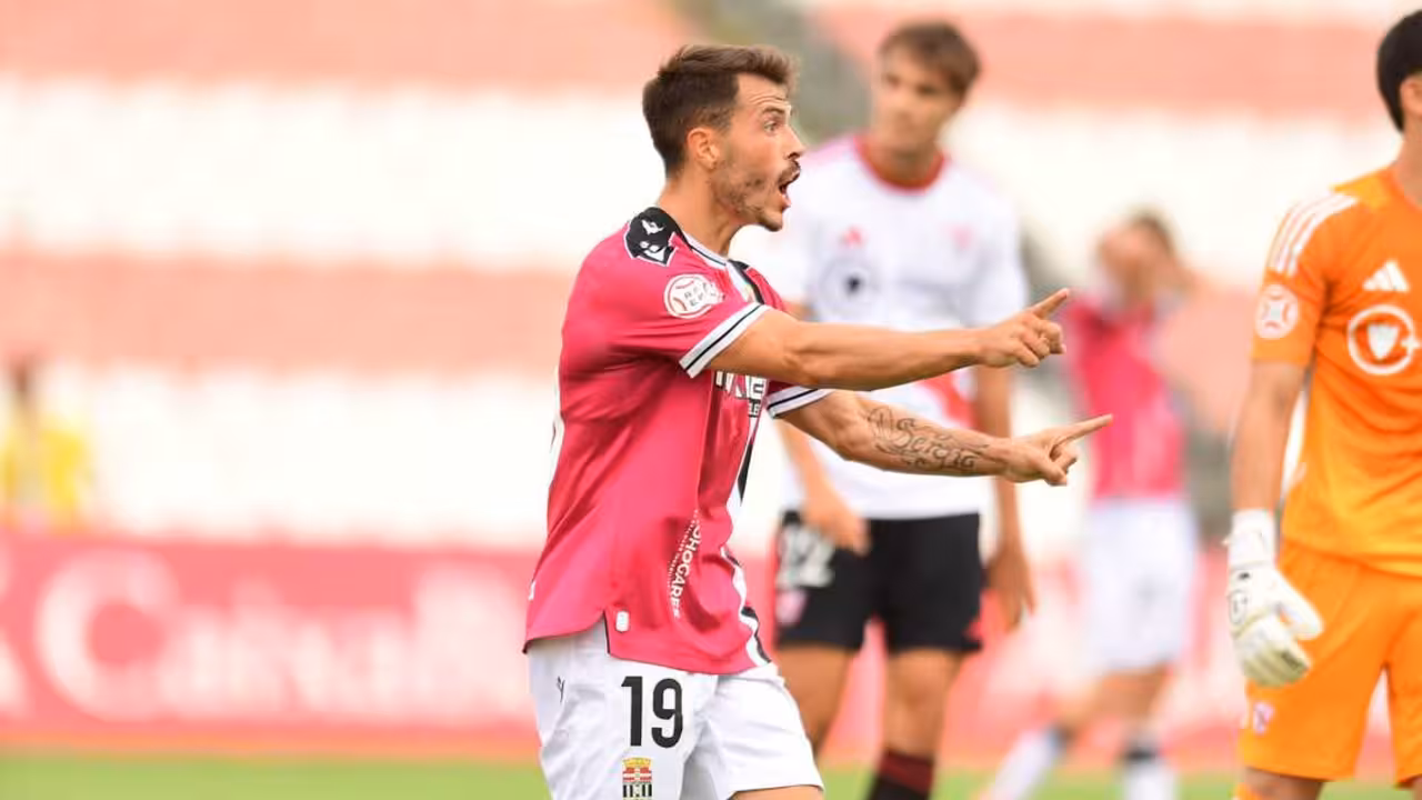 Chiki se lamenta tras marrar una ocasión ante el filial sevillista/Foto: FC CARTAGENA