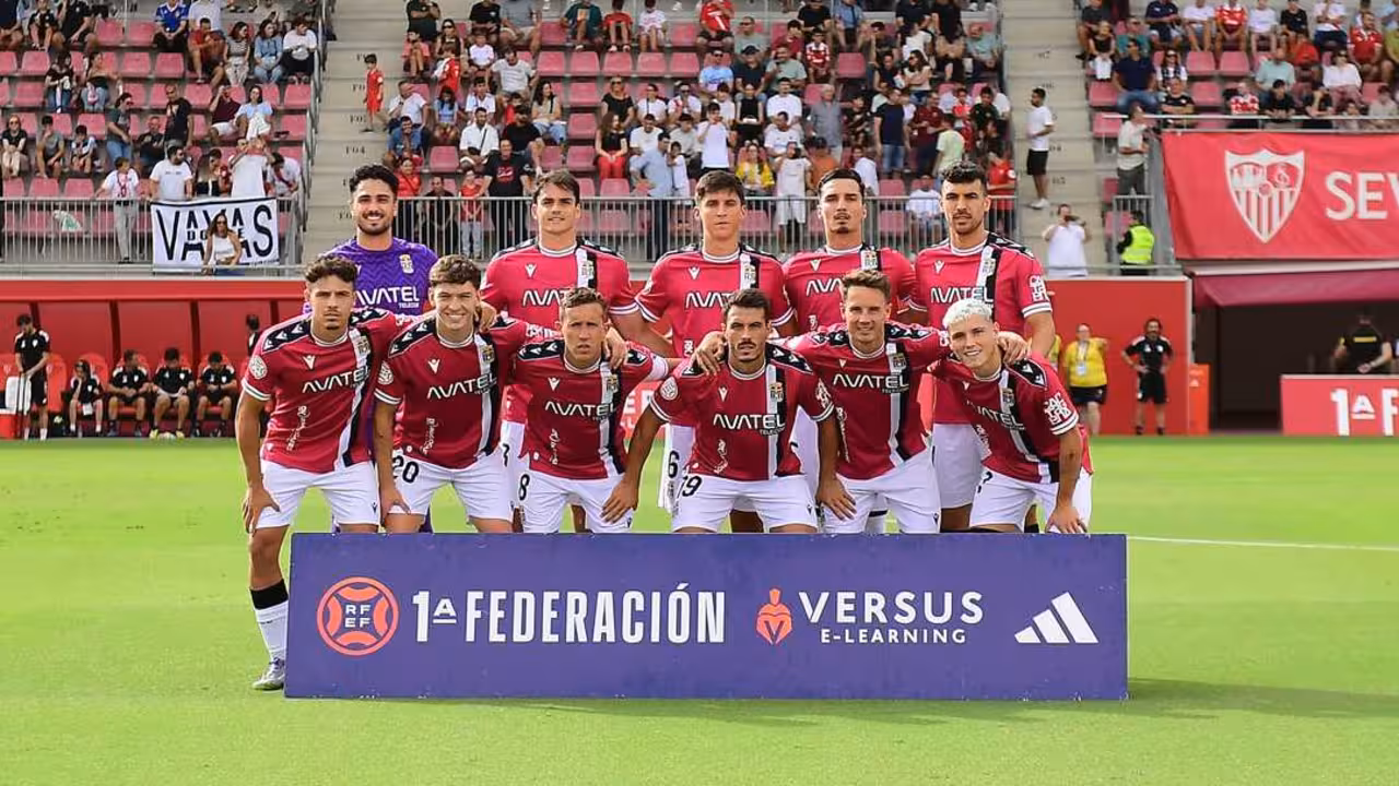 El once alineado de inicio por Javi Rey, con la entrada de Larrea y la continuidad de Iván en portería/Foto: FC CARTAGENA