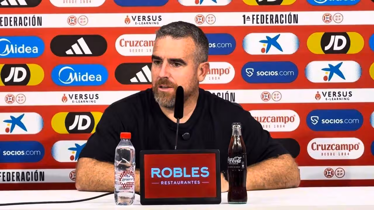 Javi Rey comparece en sala de prensa para valorar el empate albinegro en Sevilla/Foto: FC CARTAGENA