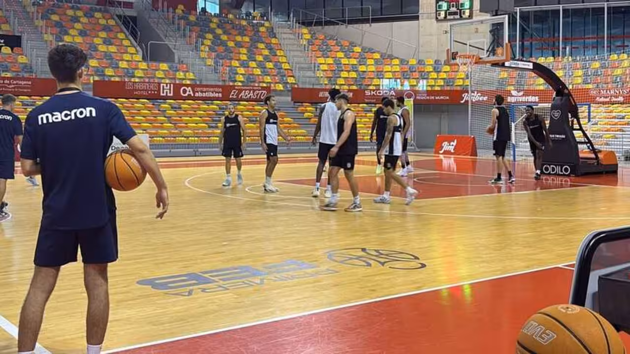 Imagen de un entrenamiento de esta semana del equipo cartagenero en el Palacio de los Deportes/FOTO: CB CARTAGENA