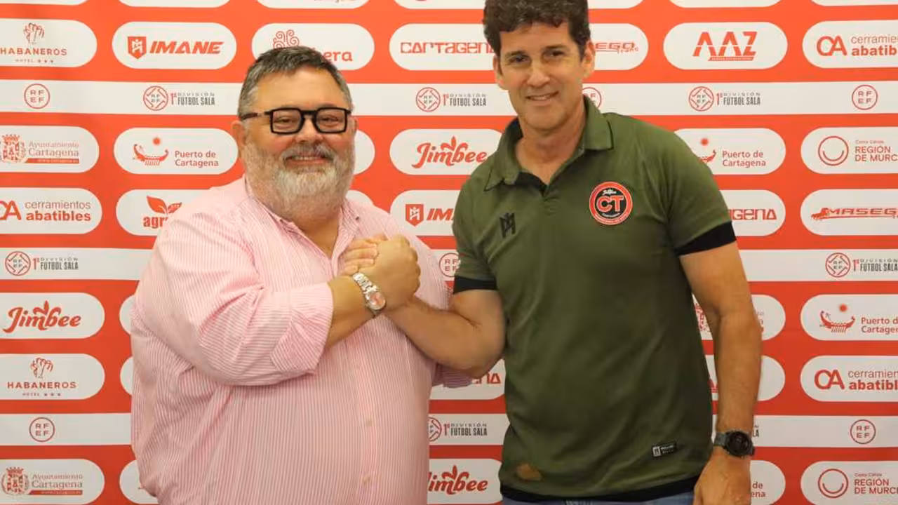 Miguel Á. Jiménez Bosque, presidente del club a la izquierda junto a Duda (dcha)/Foto: JIMBEE CARTAGENA