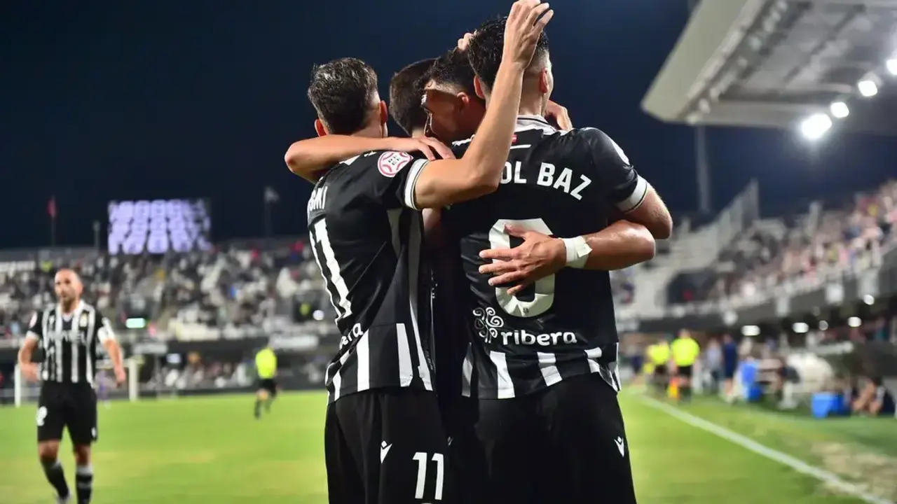 Felicidad en el Cartagonova tras una nueva victoria albinegra como local/Foto: FC CARTAGENA