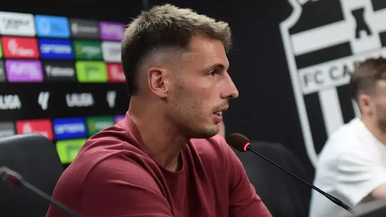 Carlos Calderón, el día de su presentación en sala de prensa/Foto: FC CARTAGENA