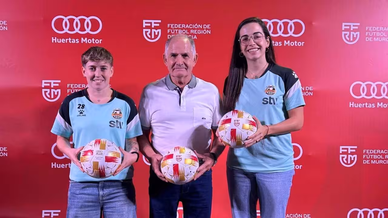 Ángela y Rocío, jugadores del STV Roldán junto a Manuel Pérez, presidente del equipo pachquero/Foto: STV ROLDÁN