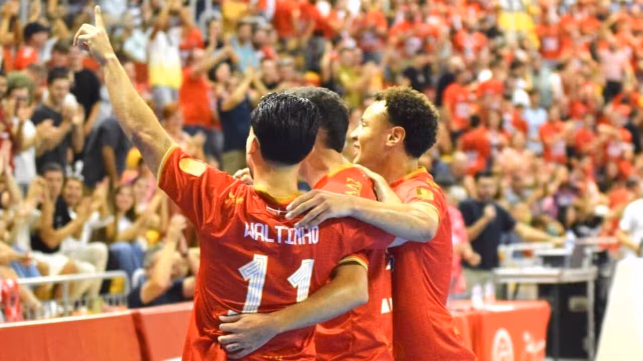 Los jugadores de Jimbee celebran uno de los tantos conseguidos durante el encuentro/Foto: JIMBEE CARTAGENA