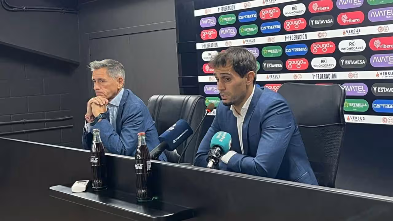 Víctor Alonso (izda) junto a Arribas (dcha)/Foto: SALVA CASTIÑEYRAS