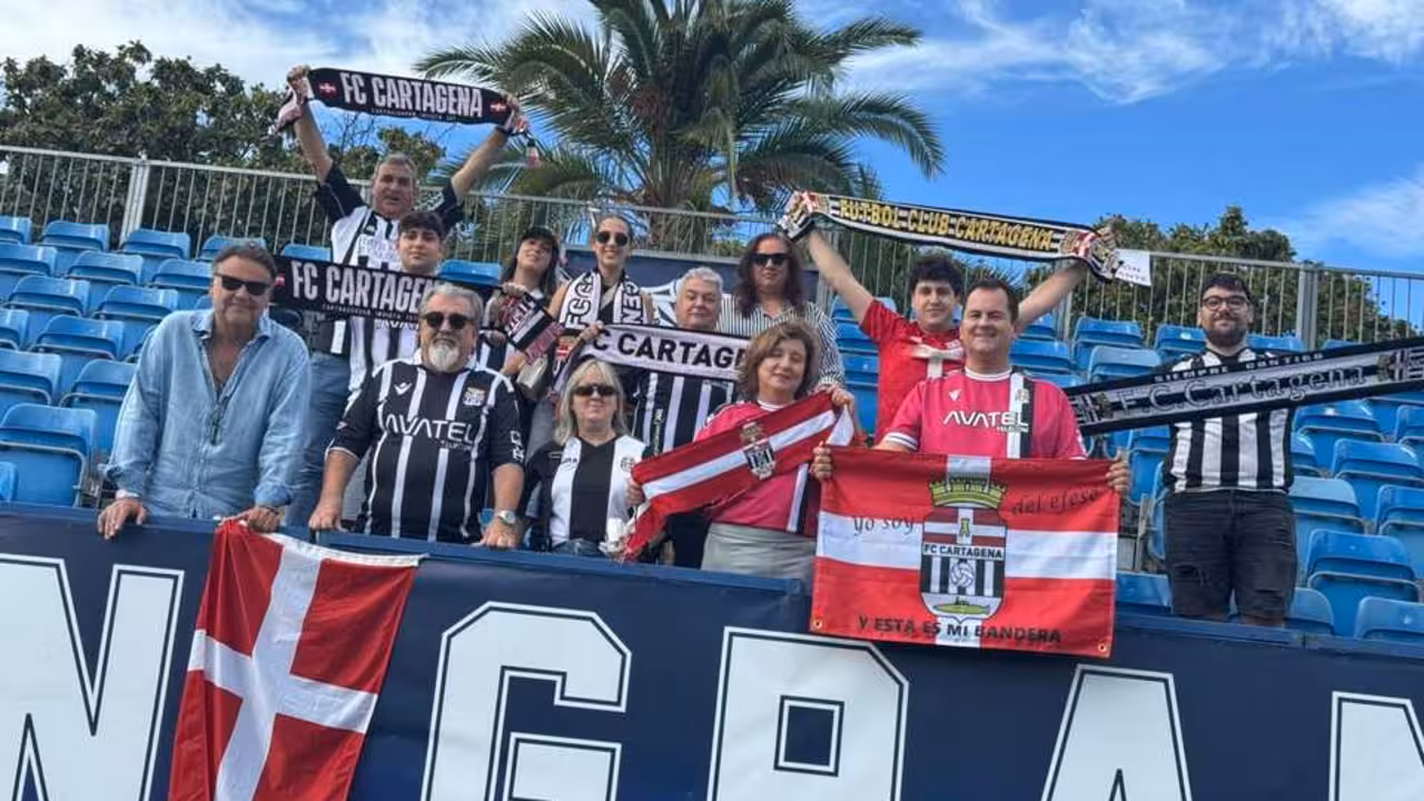 Aficionados albinegros en la última salida liguera a Marbella, hace quince días/Foto: FC CARTAGENA