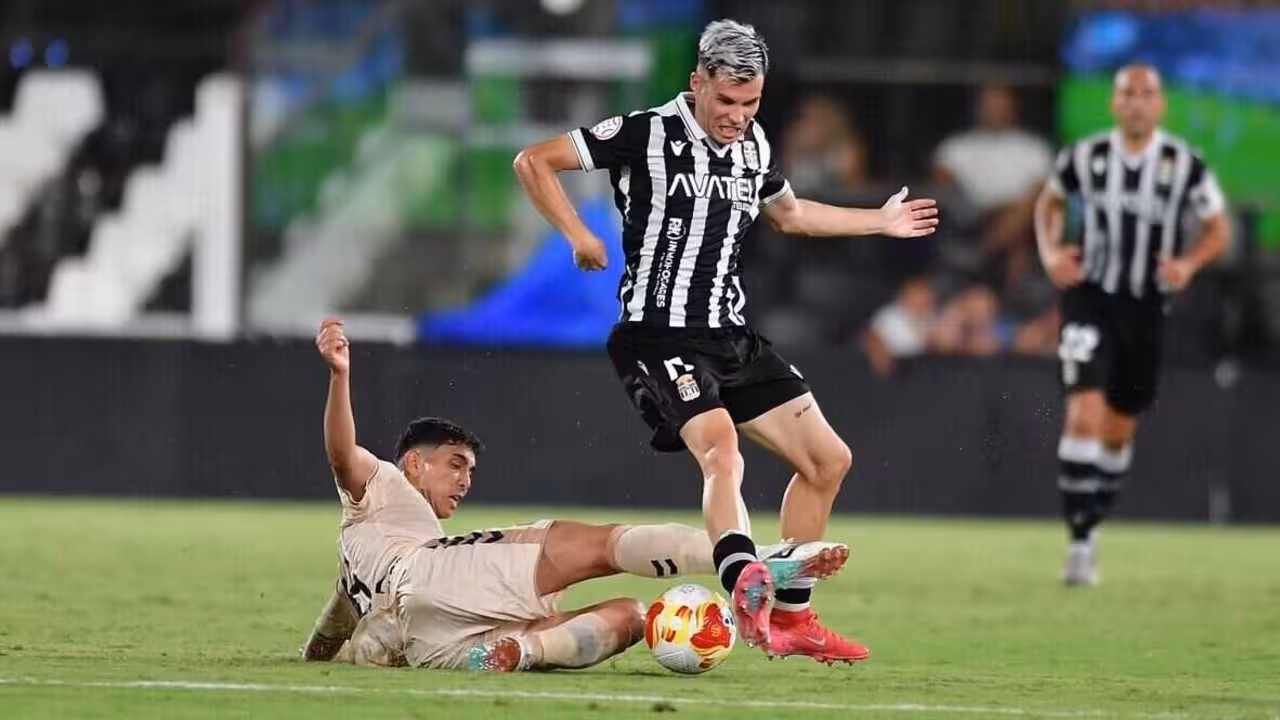 Imagen del encuentro de pretemporada donde el FC Cartagena se llevaba 'su' Carabela de Plata tras golear al equipo alicantino/Foto: FC CARTAGENA