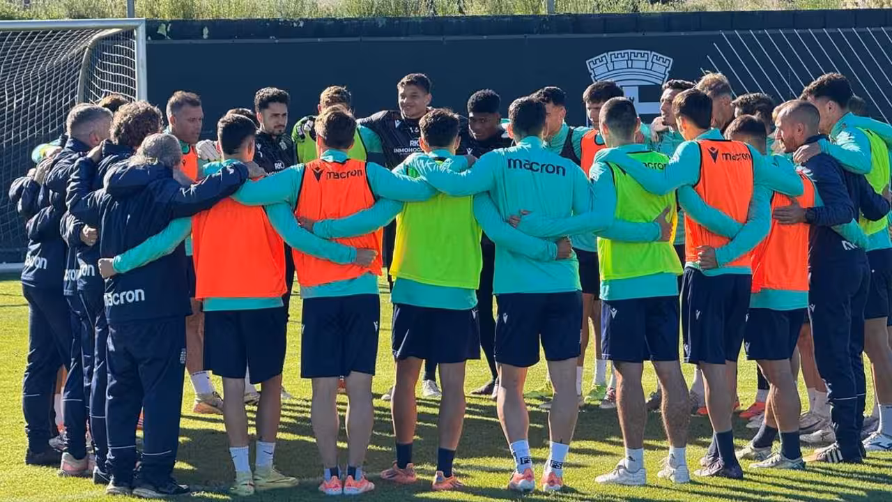 Los jugadores albinegros haciendo piña antes del entrenamiento de este jueves previo al partido/Foto: FCC-